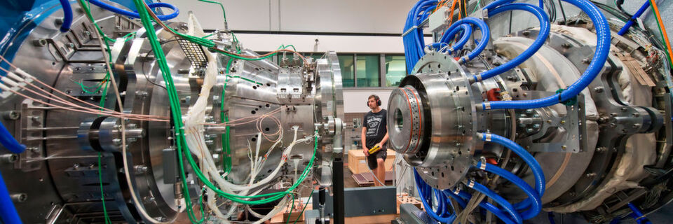 Ausgezeichnet wird der Prüfstand unter anderem durch die Luftmenge, die durch die Turbine strömen kann, der sogenannte Massen- oder Volumenstrom. Dieser fällt mit bis zu 10 kg/s sehr hoch aus und nimmt damit weltweit eine Spitzenposition ein. Ausgezeichnet wird der Prüfstand unter anderem durch die Luftmenge, die durch die Turbine strömen kann, der sogenannte Massen- oder Volumenstrom. Dieser fällt mit bis zu 10 kg/s sehr hoch aus und nimmt damit weltweit eine Spitzenposition ein.