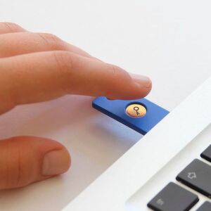 Ein Fingertippen auf den goldenen Punkt am YubiKey erzeugt einen zweiten Schlüssel zur Authentisierung. Ein Fingertippen auf den goldenen Punkt am YubiKey erzeugt einen zweiten Schlüssel zur Authentisierung.