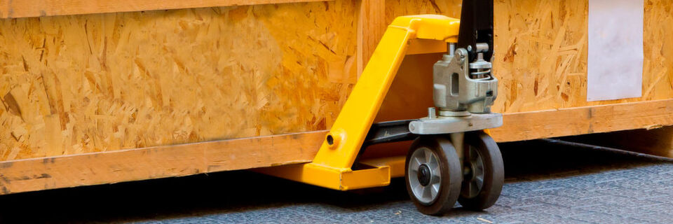 Hubwagen gehören längst zum Standardrepertoire, wenn es um den innerbetrieblichen Transport von Paletten, Kisten oder anderen Behältern geht. Hubwagen gehören längst zum Standardrepertoire, wenn es um den innerbetrieblichen Transport von Paletten, Kisten oder anderen Behältern geht.