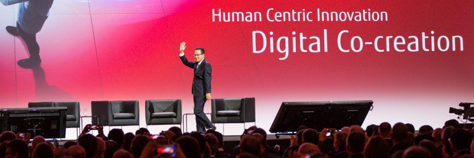 Tatsuya Tanaka, Präsident Fujitsu, vor vollem Haus beim jährlichen Kunden- und Partnergroßevent. Tatsuya Tanaka, Präsident Fujitsu, vor vollem Haus beim jährlichen Kunden- und Partnergroßevent.