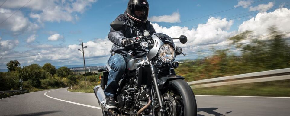 Die Suzuki SV 650 ist in diesem Jahr mit 1.120 Neuzulassungen die erfolgreichste Suzuki im Neuzulassungsranking. Auf der Eicma 2017 wurde die SV 650 X vorgestellt. Die Suzuki SV 650 ist in diesem Jahr mit 1.120 Neuzulassungen die erfolgreichste Suzuki im Neuzulassungsranking. Auf der Eicma 2017 wurde die SV 650 X vorgestellt.