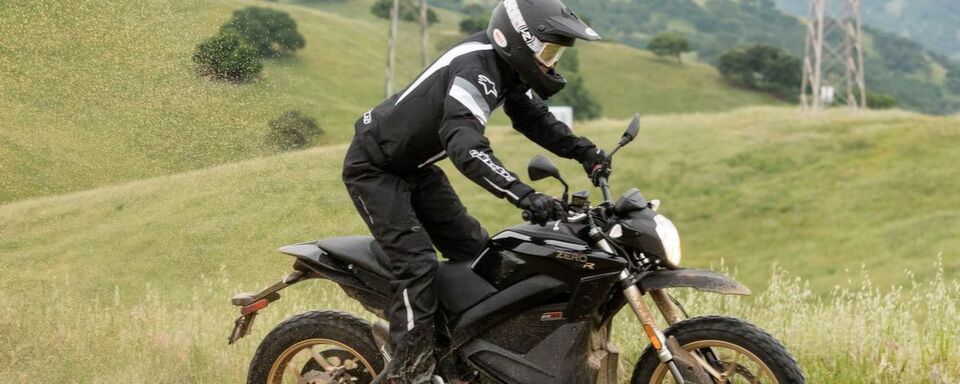 Zum Modelljahr 2018 bietet die Zero DSR bis zu 360 Kilometer Reichweite mit einer Batterieladung. Zum Modelljahr 2018 bietet die Zero DSR bis zu 360 Kilometer Reichweite mit einer Batterieladung.