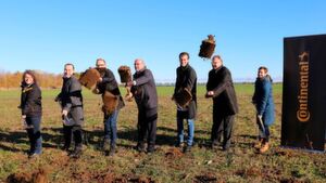 Von rechts: Dr. Carla Recker, Dr. Carsten Venz, Dr. Andreas Topp (alle Continental), Wirtschaftsminister Harry Glawe, Dr. Boris Mergell (Continental), Bürgermeister Michael Gallander und Dr. Katharina Herzog (Continental) beim Spatenstich. Von rechts: Dr. Carla Recker, Dr. Carsten Venz, Dr. Andreas Topp (alle Continental), Wirtschaftsminister Harry Glawe, Dr. Boris Mergell (Continental), Bürgermeister Michael Gallander und Dr. Katharina Herzog (Continental) beim Spatenstich.