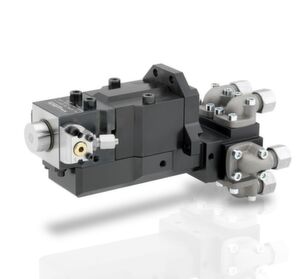 Der neu entwickelte Linearmischkopf MK 5-2+1K von Krauss-Maffei ermöglicht laut Hersteller den besonders schnellen und effizienten Farbwechsel beim Colorform-Verfahren, bei dem ein thermoplastischer Grundkörper mit Polyurethan (PUR) oder Polyurea (PUA) als Oberflächenmaterial überflutet wird. Er gehört zu einem Trio neuer Mischköpfe für die Polyurethanverarbeitung und wurde auf der Fakuma 2017 vorgestellt. Der neu entwickelte Linearmischkopf MK 5-2+1K von Krauss-Maffei ermöglicht laut Hersteller den besonders schnellen und effizienten Farbwechsel beim Colorform-Verfahren, bei dem ein thermoplastischer Grundkörper mit Polyurethan (PUR) oder Polyurea (PUA) als Oberflächenmaterial überflutet wird. Er gehört zu einem Trio neuer Mischköpfe für die Polyurethanverarbeitung und wurde auf der Fakuma 2017 vorgestellt.