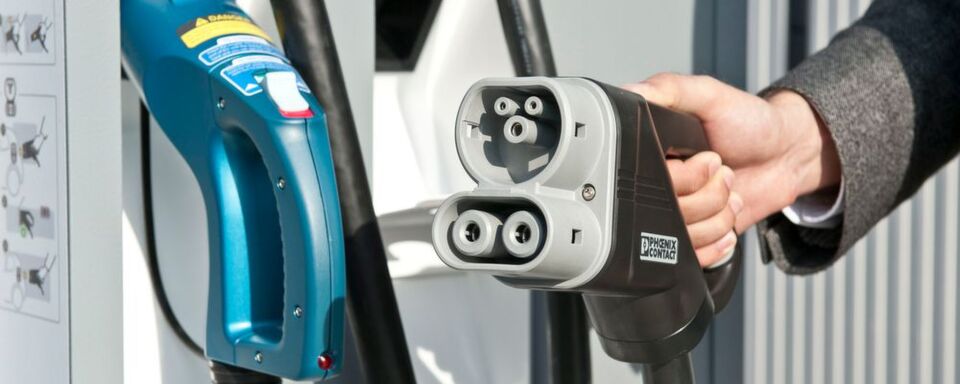 Das Combined Charging System (CCS) kombiniert den Typ-2-Stecker fürs Wechselstromladen mit der Combo-2-Kupplung zur Gleichstromladung. Das Combined Charging System (CCS) kombiniert den Typ-2-Stecker fürs Wechselstromladen mit der Combo-2-Kupplung zur Gleichstromladung.