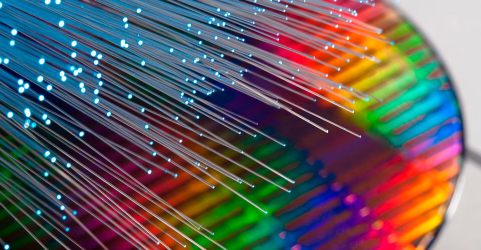 Intel arbeitet seit vielen Jahren an der Kombination von photonischen Schaltkreisen mit Silizium-Chips. Intel arbeitet seit vielen Jahren an der Kombination von photonischen Schaltkreisen mit Silizium-Chips.