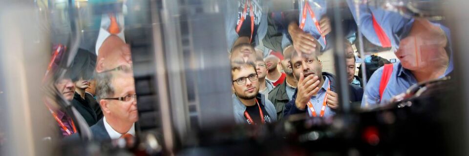 Automation und IT wachsen immer stärker zusammen. Dieser Trend spiegelt sich auch den auf themenbezogenen Sonderschauflächen und in Vorträgen auf diversen Foren der SPS IPC Drives 2017 wider. Automation und IT wachsen immer stärker zusammen. Dieser Trend spiegelt sich auch den auf themenbezogenen Sonderschauflächen und in Vorträgen auf diversen Foren der SPS IPC Drives 2017 wider.