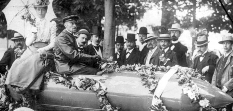 Der belgische Ingenieur und Rennfahrer Camille Jenatzy: Durchbrach am 1. Mai 1899 als erster die magische Grenze von 100 km/h. Der belgische Ingenieur und Rennfahrer Camille Jenatzy: Durchbrach am 1. Mai 1899 als erster die magische Grenze von 100 km/h.