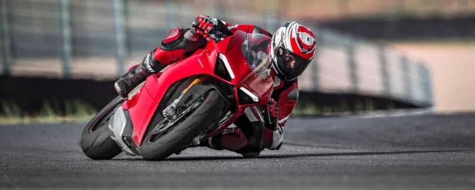 Der Diablo Supercorsa SP wurde für Fahrer von Supersport- und Naked-Bikes entwickelt, die auch mal mit dem eigenen Motorrad direkt zur Rennstrecke fahren möchten. Der Diablo Supercorsa SP wurde für Fahrer von Supersport- und Naked-Bikes entwickelt, die auch mal mit dem eigenen Motorrad direkt zur Rennstrecke fahren möchten.
