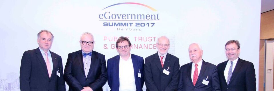 Gewinner und Laudatoren des diesjährigen eGovernment Summit. Staatsrat Hans-Henning Lühr (2.v.l.) wurde von den Leser der eGovernment Computing zum CIO des Jahres gewählt und hielt die Laudatio auf den Gewinner des eGovernment Kommunikation Awards des CIO der Hansestadt Jörn Riedel (4.v.l). Die Laudatio für Hans-Henning Lühr hielt seine Kollege, der baden-württembergische CIO, Stefan Krebs (l.). Mit dem eGovernment Leadership Award wurde der Vorsitzende des Nationalen Normenkontrollrats, Dr. Johannes Ludewig ausgezeichnet. Die Laudatio auf Ludewig hielt der Chefredakteur der eGovernment Computing, Manfred Klein (3.v.l). Ganz rechts im Bild, Prof. Dr. Wilfried Bernhardt, Staatsekretär a.D. Bernhardt hielt die Laudatio auf den Gewinner des eGovernment Kommunal Awards, den Kieler OB, Dr. Ulf Kämpfer. Gewinner und Laudatoren des diesjährigen eGovernment Summit. Staatsrat Hans-Henning Lühr (2.v.l.) wurde von den Leser der eGovernment Computing zum CIO des Jahres gewählt und hielt die Laudatio auf den Gewinner des eGovernment Kommunikation Awards des CIO der Hansestadt Jörn Riedel (4.v.l). Die Laudatio für Hans-Henning Lühr hielt seine Kollege, der baden-württembergische CIO, Stefan Krebs (l.). Mit dem eGovernment Leadership Award wurde der Vorsitzende des Nationalen Normenkontrollrats, Dr. Johannes Ludewig ausgezeichnet. Die Laudatio auf Ludewig hielt der Chefredakteur der eGovernment Computing, Manfred Klein (3.v.l). Ganz rechts im Bild, Prof. Dr. Wilfried Bernhardt, Staatsekretär a.D. Bernhardt hielt die Laudatio auf den Gewinner des eGovernment Kommunal Awards, den Kieler OB, Dr. Ulf Kämpfer.
