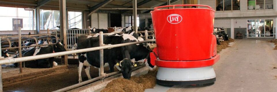 In der Landwirtschaft ist moderne Robotertechnik weit verbreitet - zum Beispiel zur Fütterung. In der Landwirtschaft ist moderne Robotertechnik weit verbreitet - zum Beispiel zur Fütterung.