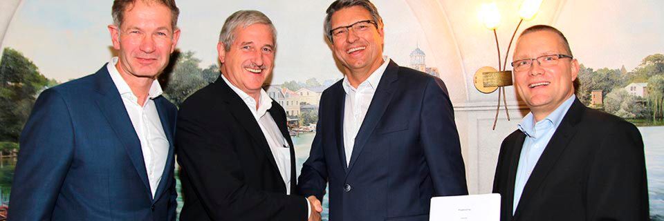 Vertragsunterzeichnung in Potsdam (v.l.n.r.): Christian Kläsener (1&1 Versatel), Michael Gadow (E.discom), Dr. Jürgen Hernichel (1&1 Versatel) und Detlef Katzschmann (E.discom). Vertragsunterzeichnung in Potsdam (v.l.n.r.): Christian Kläsener (1&1 Versatel), Michael Gadow (E.discom), Dr. Jürgen Hernichel (1&1 Versatel) und Detlef Katzschmann (E.discom).