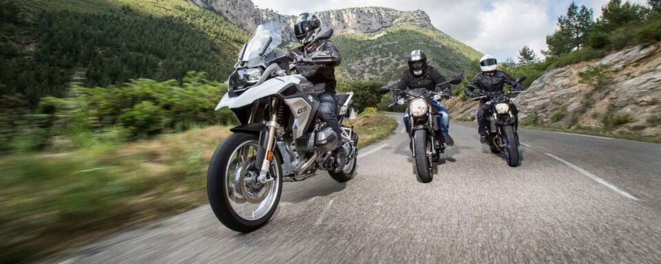Er soll ideal für die Fahrer von Naked-Bikes und Sport-Tourern sein – dank optimalem Trockengrip, Stabilität und leichtfüßigem Handling. Er soll ideal für die Fahrer von Naked-Bikes und Sport-Tourern sein – dank optimalem Trockengrip, Stabilität und leichtfüßigem Handling.