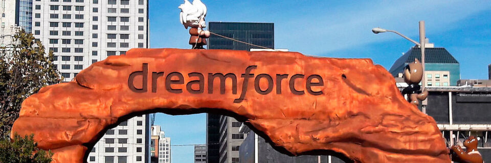 Salesforce Dreamforce 2017 in San Francisco: Am Tor zum Dream Valley sind die drei Maskottchen Einstein, Astro und Codey als Seilschaft vereint. Salesforce Dreamforce 2017 in San Francisco: Am Tor zum Dream Valley sind die drei Maskottchen Einstein, Astro und Codey als Seilschaft vereint.