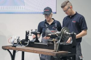 Bosch Rexroth hat an einer alten Drehmaschine bewiesen, dass sich auch alte und sehr alte Maschinen miteinander vernetzen lassen. Bosch Rexroth hat an einer alten Drehmaschine bewiesen, dass sich auch alte und sehr alte Maschinen miteinander vernetzen lassen.