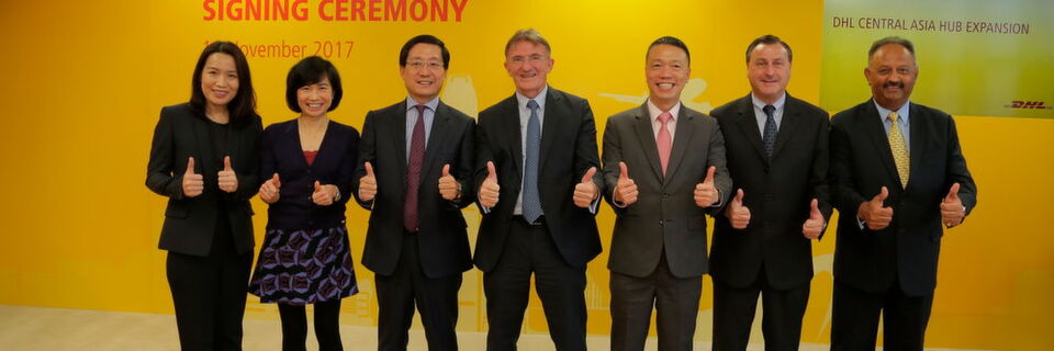 Gemeinsam mit Fred Lam, CEO Airport Authority Hongkong (Dritte v.l.) feierte Ken Allen, CEO DHL Express (Mitte) den Erweiterungsplan für das DHL Central Hub mit einigen Gästen. Gemeinsam mit Fred Lam, CEO Airport Authority Hongkong (Dritte v.l.) feierte Ken Allen, CEO DHL Express (Mitte) den Erweiterungsplan für das DHL Central Hub mit einigen Gästen.