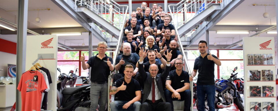 Das Team vom Motorradhaus Stute Hengst in Köln begrüßte im Oktober die Jury des Awards „Motorradhändler des Jahres“. Das Team vom Motorradhaus Stute Hengst in Köln begrüßte im Oktober die Jury des Awards „Motorradhändler des Jahres“.