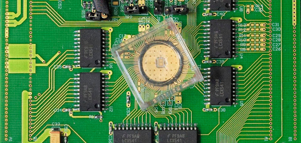 Vorreiter: Der Prototyp des In-Memory-Coprozessors von IBM Research nutzt 1 Mio. PCM-Elemente. Vorreiter: Der Prototyp des In-Memory-Coprozessors von IBM Research nutzt 1 Mio. PCM-Elemente.