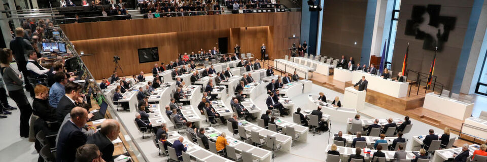 Der neue und alte Ministerpräsident des Landes Niedersachsen, Stephan Weil, bei seiner Regierungserklärung Der neue und alte Ministerpräsident des Landes Niedersachsen, Stephan Weil, bei seiner Regierungserklärung