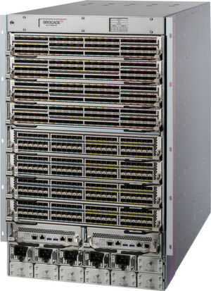 Der modulare Brocade-Router SLX 9850 mit bis zu 1.920 Ports und 100-GbE-Unterstützung gehört nun ebenfalls zur Extreme-Networks-Modellpalette. Er wurde erst im September 2016 präsentiert. Der modulare Brocade-Router SLX 9850 mit bis zu 1.920 Ports und 100-GbE-Unterstützung gehört nun ebenfalls zur Extreme-Networks-Modellpalette. Er wurde erst im September 2016 präsentiert.