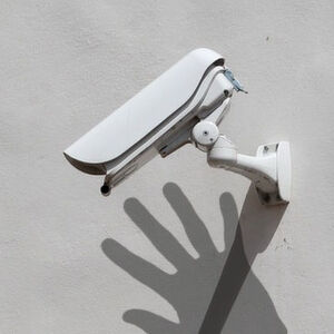Millionen vernetzter Geräte sind inzwischen rund um die Uhr über das Internet erreichbar und oft brauchen Cyberkriminelle nur Minuten um tausende Systeme unter ihre Kontrolle zu bringen. Millionen vernetzter Geräte sind inzwischen rund um die Uhr über das Internet erreichbar und oft brauchen Cyberkriminelle nur Minuten um tausende Systeme unter ihre Kontrolle zu bringen.