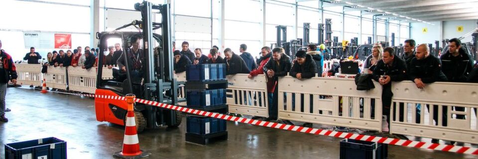 Beim Staplercup müssen die Teilnehmer zeigen, wie gut sie ihren Gabelstapler unter Kontrolle haben. Beim Staplercup müssen die Teilnehmer zeigen, wie gut sie ihren Gabelstapler unter Kontrolle haben.