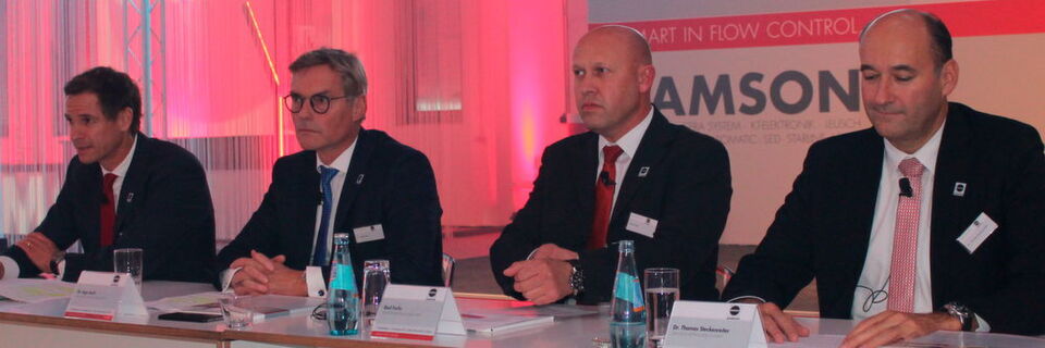 Der Samson-Vorstand beim Pressegespräch im neuen Innovation Center (v.l.n.r.): Dr. Andreas Widl (Vorstandsvorsitzender), Dr. Ingo Koch (Finanzvorstand), Raul Fuchs (Vertriebsvorstand), Dr. Thomas Steckenreiter (Forschungsvorstand) Der Samson-Vorstand beim Pressegespräch im neuen Innovation Center (v.l.n.r.): Dr. Andreas Widl (Vorstandsvorsitzender), Dr. Ingo Koch (Finanzvorstand), Raul Fuchs (Vertriebsvorstand), Dr. Thomas Steckenreiter (Forschungsvorstand)