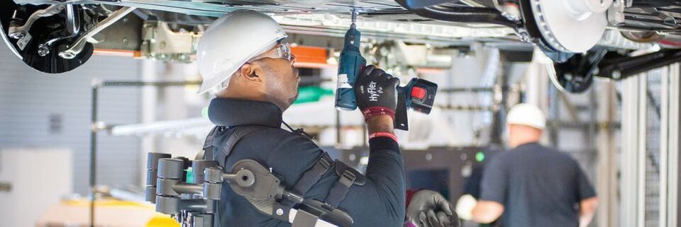 Die Exoskelettweste im BMW-Group-Werk Spartanburg entlastet den Mitarbeiter unter anderem bei längerem Stehen. Die Exoskelettweste im BMW-Group-Werk Spartanburg entlastet den Mitarbeiter unter anderem bei längerem Stehen.