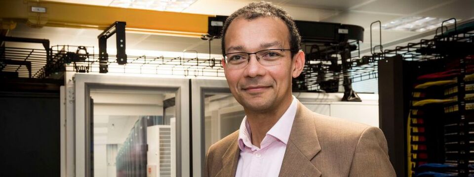 Michael Akinla, TSE Manager bei Panduit EMEA, schreibt darüber, wie sich das passende Klima im Rechenzentrum einstellt; denn kein Zuviel oder Zuwenig schützt die Umwelt und den Geldbeutel. Michael Akinla, TSE Manager bei Panduit EMEA, schreibt darüber, wie sich das passende Klima im Rechenzentrum einstellt; denn kein Zuviel oder Zuwenig schützt die Umwelt und den Geldbeutel.