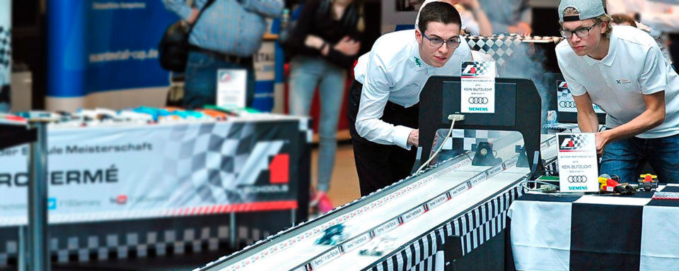 „Formel 1 in der Schule“ ist ein internationaler Technologiewettbewerb an Schulen – Schüler entwickeln hier Miniatur-Dragster für echte Rennen. „Formel 1 in der Schule“ ist ein internationaler Technologiewettbewerb an Schulen – Schüler entwickeln hier Miniatur-Dragster für echte Rennen.