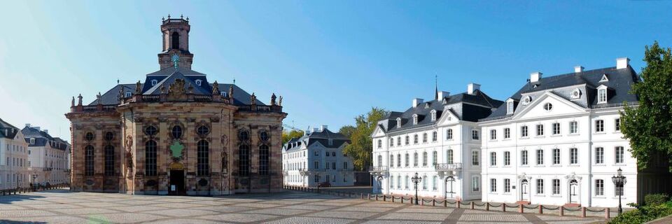 Der Ludwigsplatz in Saarbrücken mit der Ludwigskirche und der Staatskanzlei Der Ludwigsplatz in Saarbrücken mit der Ludwigskirche und der Staatskanzlei