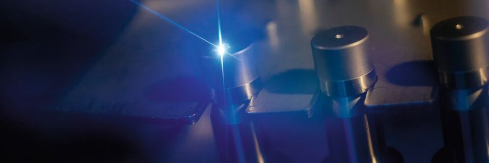 Mittels Lasermarkieren lassen sich viele Materialien sehr flexibel beschriften oder mit Codes versehen. Mittels Lasermarkieren lassen sich viele Materialien sehr flexibel beschriften oder mit Codes versehen.
