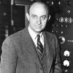 Das undatierte Archivbild zeigt Enrico Fermi. Der am 28. November 1954 in Chicago gestorbene Atomphysiker und Nobelpreisträger baute auf einem Squash-Platz unter den Tribünen des Stadions der University of Chicago den ersten Atommeiler und löste damit am Samstag (2. Dezember) vor genau 75 Jahren die erste kontrollierte nukleare Kettenreaktion aus Das undatierte Archivbild zeigt Enrico Fermi. Der am 28. November 1954 in Chicago gestorbene Atomphysiker und Nobelpreisträger baute auf einem Squash-Platz unter den Tribünen des Stadions der University of Chicago den ersten Atommeiler und löste damit am Samstag (2. Dezember) vor genau 75 Jahren die erste kontrollierte nukleare Kettenreaktion aus