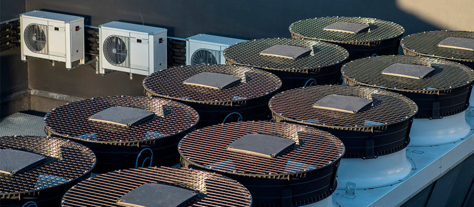 Wer die Abwärme aus dem Rechenzentrum lediglich in die Luft pustet, schadet der Umwelt doppelt; Energie, Wärme, wird vergeudet und verschenkt, die Luft erwärmt. Wer die Abwärme aus dem Rechenzentrum lediglich in die Luft pustet, schadet der Umwelt doppelt; Energie, Wärme, wird vergeudet und verschenkt, die Luft erwärmt.