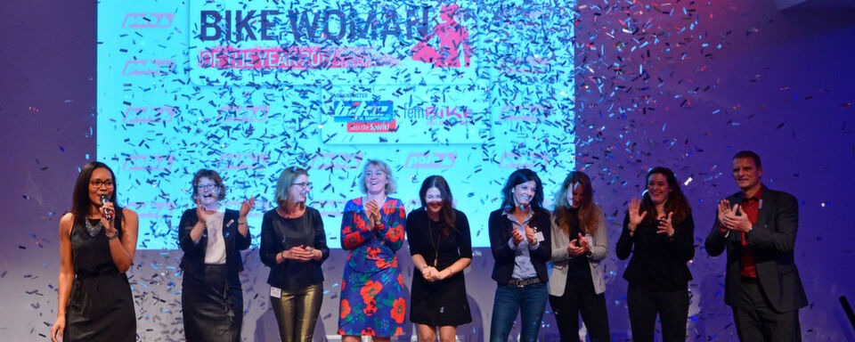 Glückwunsch mit der Hymne „Auf uns“ – alle Bike Woman of the year 2017 auf der Bühne. Glückwunsch mit der Hymne „Auf uns“ – alle Bike Woman of the year 2017 auf der Bühne.