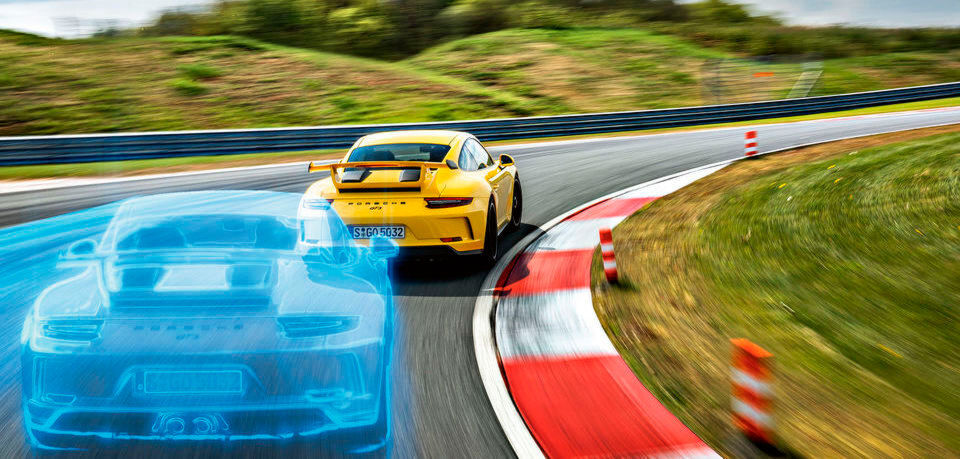 Wie von Geisterhand: Porsche will es auch zukünftig dem Fahrer überlassen, ob er selbst fahren will oder sich autonom auf der Rennstrecke oder im Straßenverkehr bewegen möchte. Wie von Geisterhand: Porsche will es auch zukünftig dem Fahrer überlassen, ob er selbst fahren will oder sich autonom auf der Rennstrecke oder im Straßenverkehr bewegen möchte.