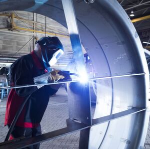 Glückliche Lunge: Nicht nur beim Schweißen von niedriglegiertem Stahl mit dem innovativen Schweißprozess forcearc von EWM etwa, schlägt sich ein großer Teil des Schweißstaubs auf der Werkstückoberfläche nieder. Die Schweißrauchemission ist im Vergleich zum Sprühlichtbogen um bis zu 40 % reduziert, wie es heißt. Glückliche Lunge: Nicht nur beim Schweißen von niedriglegiertem Stahl mit dem innovativen Schweißprozess forcearc von EWM etwa, schlägt sich ein großer Teil des Schweißstaubs auf der Werkstückoberfläche nieder. Die Schweißrauchemission ist im Vergleich zum Sprühlichtbogen um bis zu 40 % reduziert, wie es heißt.