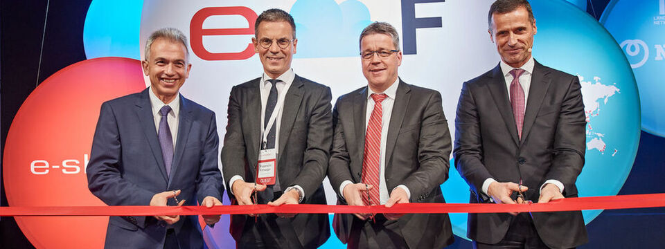 v.l: Peter Feldmann, Oberbürgermeister der Stadt Frankfurt, Rupprecht Rittweger, CEO von E-Shelter, Staatssekretär Mathias Samson, Hessisches Ministerium für Wirtschaft, Energie, Verkehr und Landesentwicklung, und Thomas Olemotz, Vorstandsvorsitzender der Bechtle AG, bei der Eröffnungsfeier des Datacenter-Bauteils "H". v.l: Peter Feldmann, Oberbürgermeister der Stadt Frankfurt, Rupprecht Rittweger, CEO von E-Shelter, Staatssekretär Mathias Samson, Hessisches Ministerium für Wirtschaft, Energie, Verkehr und Landesentwicklung, und Thomas Olemotz, Vorstandsvorsitzender der Bechtle AG, bei der Eröffnungsfeier des Datacenter-Bauteils "H".