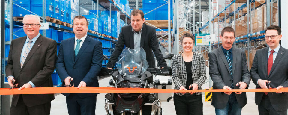 So viel Prominenz mit einer Schere in der Hand - das hält das stärkste Band nicht aus. Eröffnungszeremonie im neuen SW-Motech-Logistikzentrum. So viel Prominenz mit einer Schere in der Hand - das hält das stärkste Band nicht aus. Eröffnungszeremonie im neuen SW-Motech-Logistikzentrum.