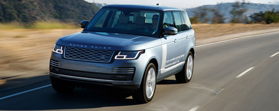 Auch als Plug-in-Variante macht der Range Rover eine gute Figur im Gelände. Auch als Plug-in-Variante macht der Range Rover eine gute Figur im Gelände.