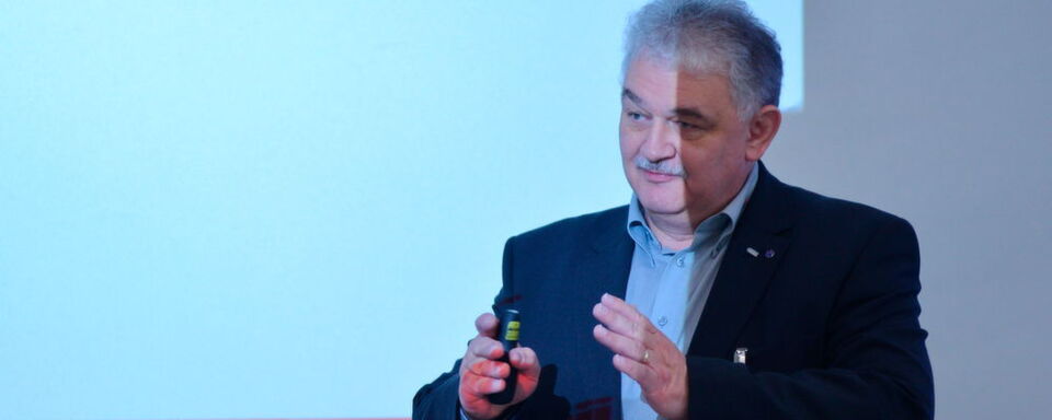 Der Titel des Workshops von Hermann Schenk (GTÜ) auf der Fachtagung »bike und business« lautete „Die neue HU-Scheinwerferrichtlinie und ihre Folgen für die Motorradwerkstatt.“ Der Titel des Workshops von Hermann Schenk (GTÜ) auf der Fachtagung »bike und business« lautete „Die neue HU-Scheinwerferrichtlinie und ihre Folgen für die Motorradwerkstatt.“