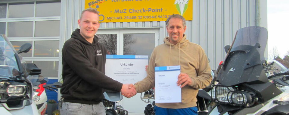 Nicht nur für Chef Michael Zeller (re.) ein vorbildlicher und zielstrebiger Azubi: Franz Ruile (li.). von MuZ Checkpoint Denklingen. Nicht nur für Chef Michael Zeller (re.) ein vorbildlicher und zielstrebiger Azubi: Franz Ruile (li.). von MuZ Checkpoint Denklingen.