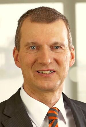 Stephan zur Verth, ZVEI: "Der Anteil der EMEA-Region am weltweiten Halbleitermarkt hat sich bei rund 10 Prozent stabilisiert. Zum Vegleich: Die Asien/Pazifik-Region erreicht 60 Prozent." Stephan zur Verth, ZVEI: "Der Anteil der EMEA-Region am weltweiten Halbleitermarkt hat sich bei rund 10 Prozent stabilisiert. Zum Vegleich: Die Asien/Pazifik-Region erreicht 60 Prozent."