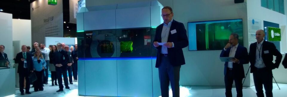 Frank Herzog, Gründer und Vorsitzender Geschäftsführer von Concept Laser stellt auf der formnext die in nur neun Monaten entwickelte neue Laserschmelzanlage vor. Sie eignet sich vor allem für Industriezweige mit Bedarf an großen und komplexen Metallkomponenten. Frank Herzog, Gründer und Vorsitzender Geschäftsführer von Concept Laser stellt auf der formnext die in nur neun Monaten entwickelte neue Laserschmelzanlage vor. Sie eignet sich vor allem für Industriezweige mit Bedarf an großen und komplexen Metallkomponenten.