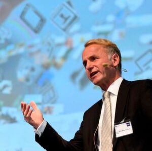 Prof. Dr. Ulrich Müller-Steinfahrt, FHWS: „In der Zustellung von Paketen werden Drohnen in naher und mittlerer Zukunft in Deutschland nicht eingesetzt werden, aber im Lager sehe ich viele Anwendungsmöglichkeiten.“ Prof. Dr. Ulrich Müller-Steinfahrt, FHWS: „In der Zustellung von Paketen werden Drohnen in naher und mittlerer Zukunft in Deutschland nicht eingesetzt werden, aber im Lager sehe ich viele Anwendungsmöglichkeiten.“