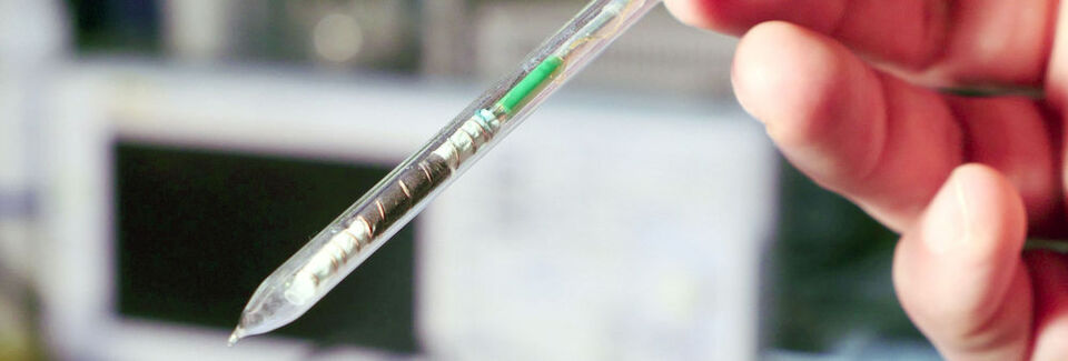 „Der Schlüssel zum Nachweis von Lithium Plating mittels ESR war der Aufbau einer Testzelle, die kompatibel mit den Anforderungen der ESR-Spektroskopie ist und gleichzeitig gute elektrochemische Eigenschaften aufweist“, erklärt Erstautor Dr. Johannes Wandt. Im Bild: die Testzelle (Ausschnitt). „Der Schlüssel zum Nachweis von Lithium Plating mittels ESR war der Aufbau einer Testzelle, die kompatibel mit den Anforderungen der ESR-Spektroskopie ist und gleichzeitig gute elektrochemische Eigenschaften aufweist“, erklärt Erstautor Dr. Johannes Wandt. Im Bild: die Testzelle (Ausschnitt).