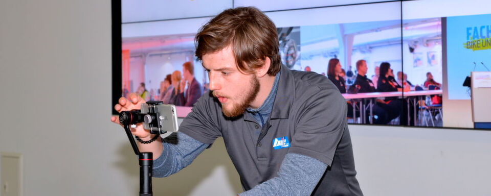 Präparierte sich für den Workshop „Den Dreh raus – Videofilmen für Motorradhändler leicht gemacht“ –»bike und business«-Redaktionsazubi Fabian Pfeiffer. Präparierte sich für den Workshop „Den Dreh raus – Videofilmen für Motorradhändler leicht gemacht“ –»bike und business«-Redaktionsazubi Fabian Pfeiffer.