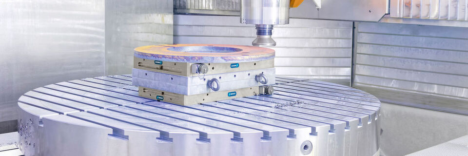 Whether they are round, square or cube-shaped, made of steel or cast iron – the doubled square pole plates in this application facilitate a highly flexible and at the same time deformation-free workpiece clamping. Whether they are round, square or cube-shaped, made of steel or cast iron – the doubled square pole plates in this application facilitate a highly flexible and at the same time deformation-free workpiece clamping.