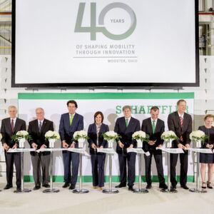 Feierliche Eröffnung der Erweiterung des Werkes in Wooster mit Bruce G. Warmbold, Regional CEO Americas; Woosters Bürgermeister Bob Breneman; Klaus Rosenfeld, Vorsitzender des Vorstands der Schaeffler AG; Vize-Gouverneurin Mary Taylor; Georg F. W. Schaeffler, Aufsichtsratsvorsitzender der Schaeffler AG; Matthias Zink, Vorstand Automotive; Oliver Jung, Vorstand Produktion, Logistik und Einkauf; Shelly Flint, Personalvorstand Transmission Systems & Automotive Aftermarket (von links). Feierliche Eröffnung der Erweiterung des Werkes in Wooster mit Bruce G. Warmbold, Regional CEO Americas; Woosters Bürgermeister Bob Breneman; Klaus Rosenfeld, Vorsitzender des Vorstands der Schaeffler AG; Vize-Gouverneurin Mary Taylor; Georg F. W. Schaeffler, Aufsichtsratsvorsitzender der Schaeffler AG; Matthias Zink, Vorstand Automotive; Oliver Jung, Vorstand Produktion, Logistik und Einkauf; Shelly Flint, Personalvorstand Transmission Systems & Automotive Aftermarket (von links).