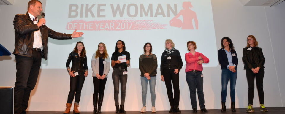 »bike und business«-Chefredakteur Stephan Maderner im Rampenlicht mit den Powerfrauen der Branche. »bike und business«-Chefredakteur Stephan Maderner im Rampenlicht mit den Powerfrauen der Branche.